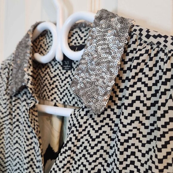 Elizabeth and James Black and White Sleeveless Blouse - Picture 5 of 12